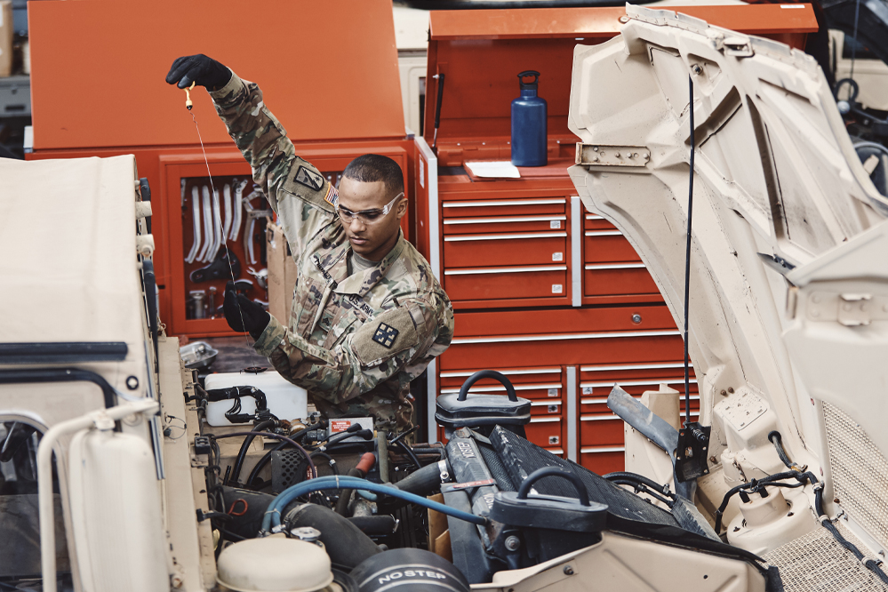 Eduardo Hiraldo changing a oil