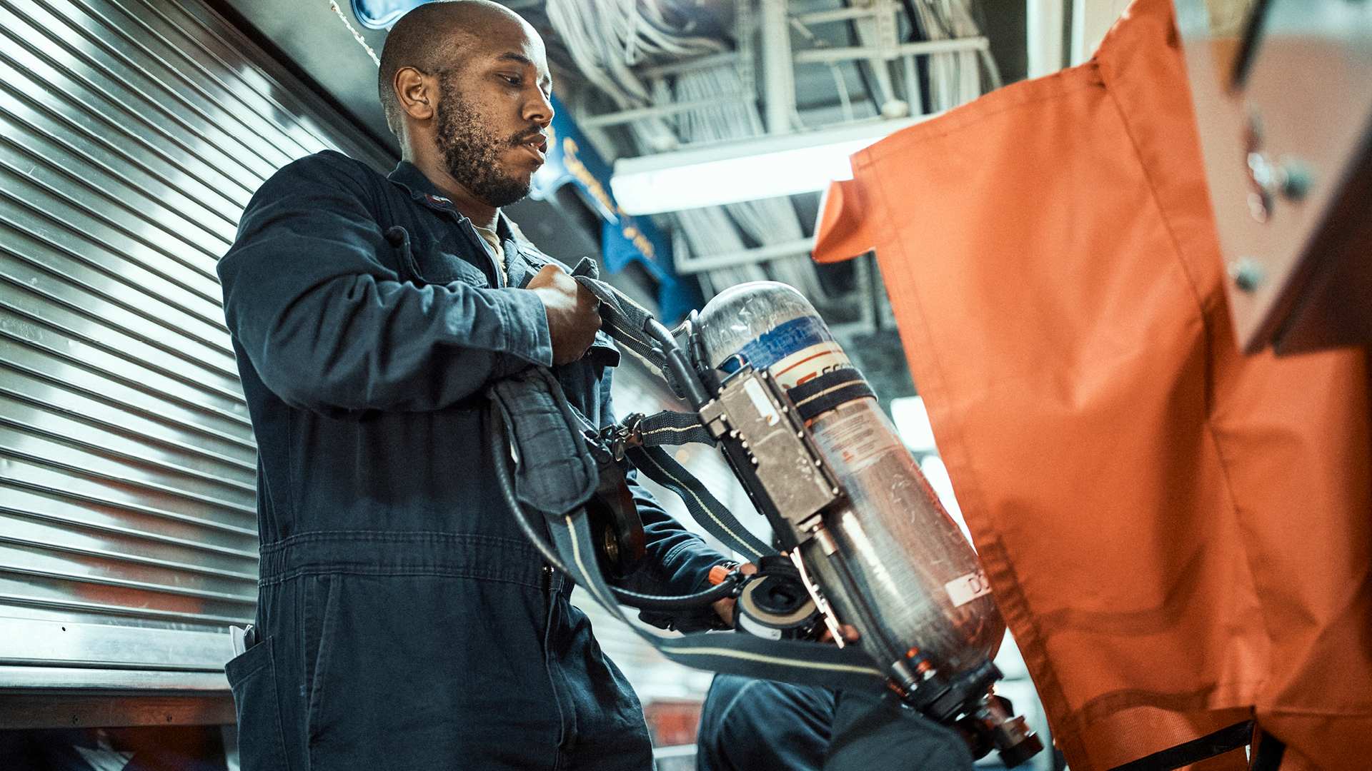 SidneyWilson lifting an O2 tank