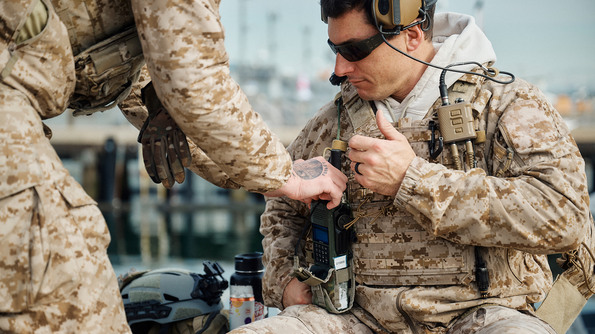Nick O'Sullivan getting assisted with his gear set up