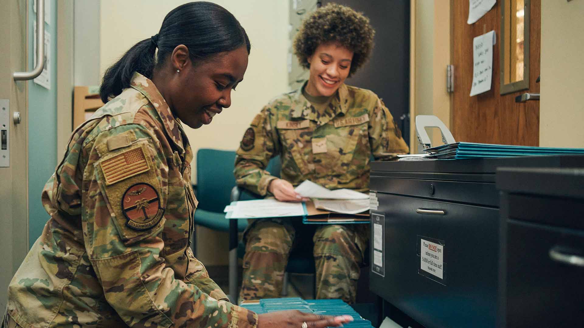 Shakeyna Smith working with other service members